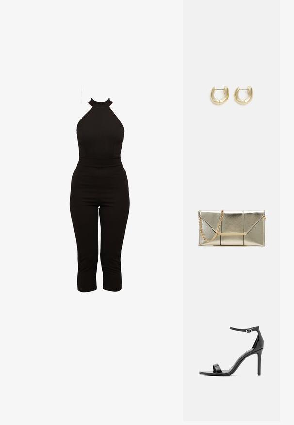 Schwarzer Jumpsuit mit hohem Kragen, tailliertem Oberteil und knöchellangen Beinen. Hergestellt aus dehnbarem Material mit glatter Textur. Keine sichtbaren Verschlüsse.; Schwarze Lackleder-High-Heel-Sandalen mit schmalem Knöchelriemen, offener Zehenpartie, minimalistischem Design und einer glatten, glänzenden Oberfläche.; Goldfarbene metallische Clutch mit strukturiertem Design, diagonalem Nahtverlauf und goldener Kettenriemen. Enthält einen metallischen Akzentbalken auf der Vorderseite.; Goldfarbene Creolen mit einer glatten, polierten Oberfläche. Sie haben eine halbkreisförmige Form und einen sicheren Stiftverschluss.