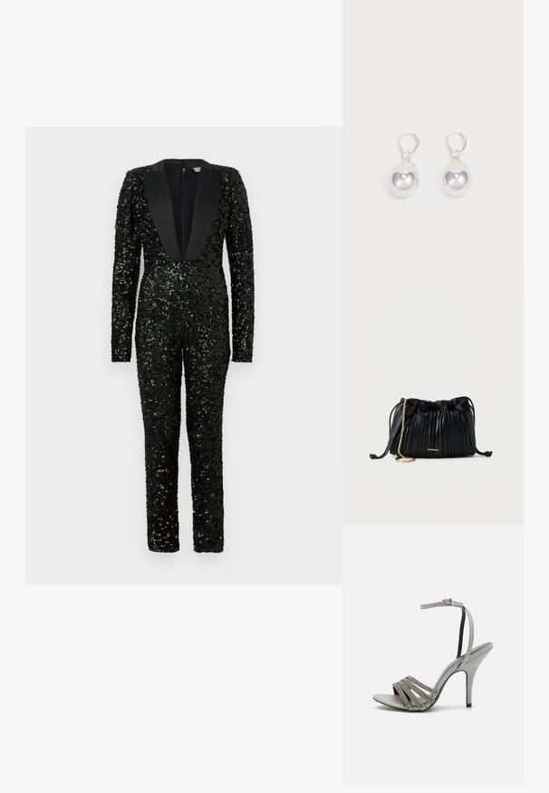 Schwarzer, bodenlanger Overall, der mit glänzenden Pailletten bedeckt ist, mit langen Ärmeln und breitem satiniertem Reverskragen.; Graue High-Heel-Sandale mit glatter Textur, ausgestattet mit fünf parallelen Riemen, die mit kleinen dekorativen Steinen verziert sind, und einem schmalen Knöchelriemen.; Schwarze, plissierte Ledertasche mit Kordelzug, goldener Kettenriemen und kleinem, horizontalem goldfarbenem Akzent auf der Vorderseite.; Silberne Tropfenohrringe mit glatten, runden, reflektierenden Oberflächen, die an Hakenverschlüssen hängen. Der Hintergrund ist reinweiß.