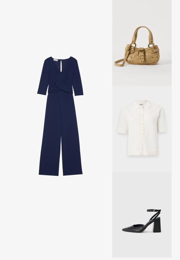 Marineblauer Overall aus glattem Stoff mit V-Ausschnitt, dreiviertellangen Ärmeln, gedrehter Taille und weit geschnittenen Hosenbeinen. Rückseite mit Schlüsselloch-Detail.; Weißes Strick-Cardigan mit kurzen Ärmeln, geschweiftem Kragen und durchgehendem Knopfverschluss, mit vertikaler Rippenstruktur und umgeschlagenen Ärmeln.; Schwarze Leder-Pumps mit spitzer Zehe, einem Knöchelriemen und einem blockigen Absatz. Flache Textur, elegantes Design und minimalistische Ästhetik.; Beige Lederhandtasche mit doppelten Griffen, Messingschnalle und Nieten, sowie verstellbarem Schultergurt vor weißem Hintergrund.