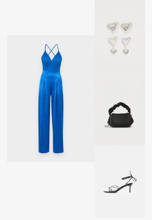 Blauwe jumpsuit met een kanten bodice, spaghettibandjes en geplooide wijde benen met een satijnachtige afwerking. Het V-halsontwerp accentueert de silhouet.; Zwarte hoge hak sandaal met dunne enkelbandjes en een slanke hak van gemiddelde hoogte, afgebeeld tegen een witte achtergrond.; Zwarte handtas met een ronde vorm, gemaakt van glad materiaal. Voorzien van een zachte, geplooide hengsel en een metalen kettingschouderband voor veelzijdigheid.; Zilveren hartvormige oorbellen hebben facetteerbare heldere stenen en een textuurframe. De set bevat stud- en hangende stijlen.