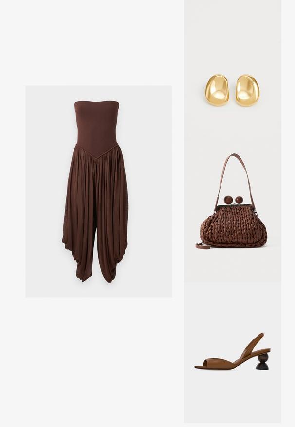 Combinaison marron sans bretelles avec corsage ajusté et pantalons larges, drapés et plissés créant une silhouette fluide.; Sandale marron à bout ouvert avec bride arrière, dotée d'un talon en bois rond distinctif en deux parties sur un fond clair uni.; Sac à main en cuir tressé marron avec une seule bandoulière et deux grandes fermetures rondes en bois sur le dessus.; Boucles d'oreilles en forme de clou de couleur or, avec une forme lisse et arrondie et une surface réfléchissante, mettant en avant un design minimaliste sans motifs visibles.