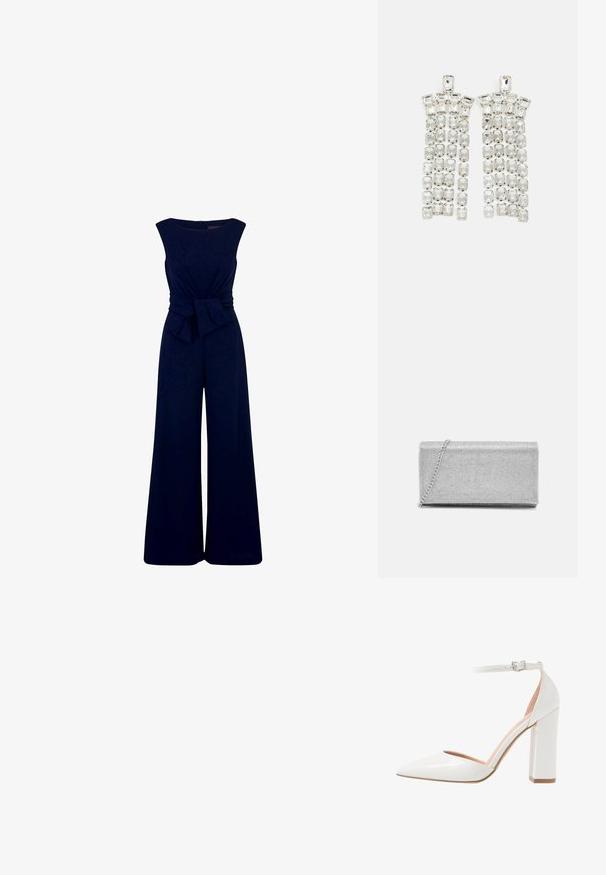 Combinaison sans manches bleu marine avec jambes larges et grand nœud en tissu noué à la taille sur un fond blanc uni.; Chaussure à talon aiguille en cuir verni blanc avec un côté ouvert, bout pointu, bride de cheville avec boucle et talon épais.; Pochette en métal argenté avec un design en maillage tissé, de forme rectangulaire, et une chaîne pour le transport. Texture lisse et finition polie.; Boucles d'oreilles en cristal avec des accents en métal argenté, ornées de plusieurs pierres taillées en rectangles et carrés disposées en rangées en cascade.