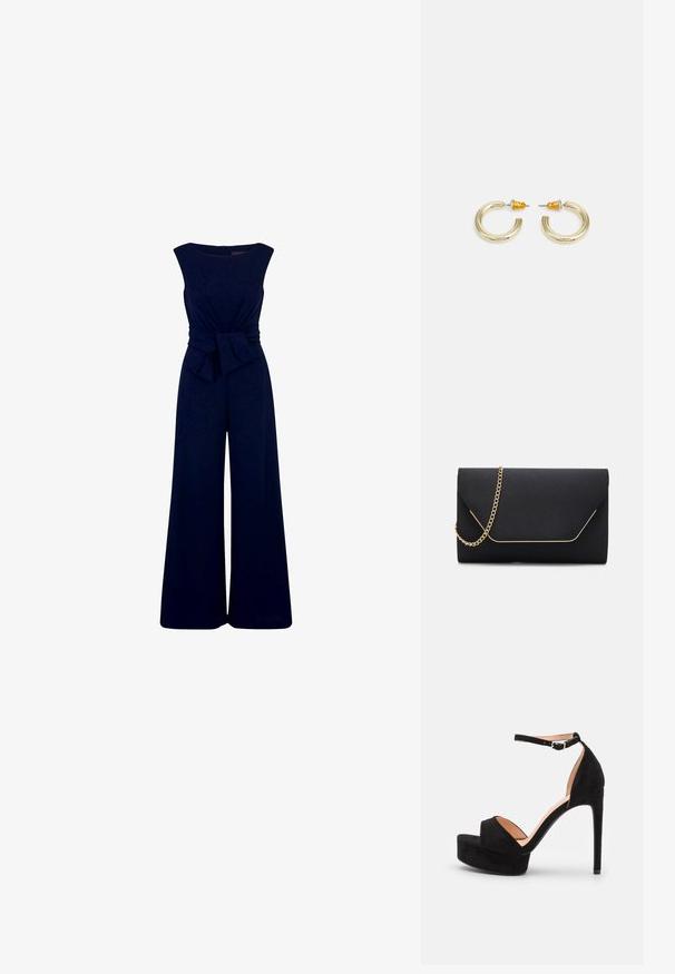 Combinaison sans manches bleu marine avec jambes larges et grand nœud en tissu noué à la taille sur un fond blanc uni.; Sandale à talons hauts en daim noir avec une semelle compensée, bride de cheville avec quincaillerie en argent, design à bout ouvert et texture lisse.; Pochette noire au toucher lisse, dotée d'une chaîne en or et d'une fermeture à rabat géométrique rehaussée de doré.; Boucles d'oreilles en métal doré en forme d'anneau, avec une finition lisse et arrondie. Elles possèdent des accents orange à l'arrière pour un maintien sécurisé.