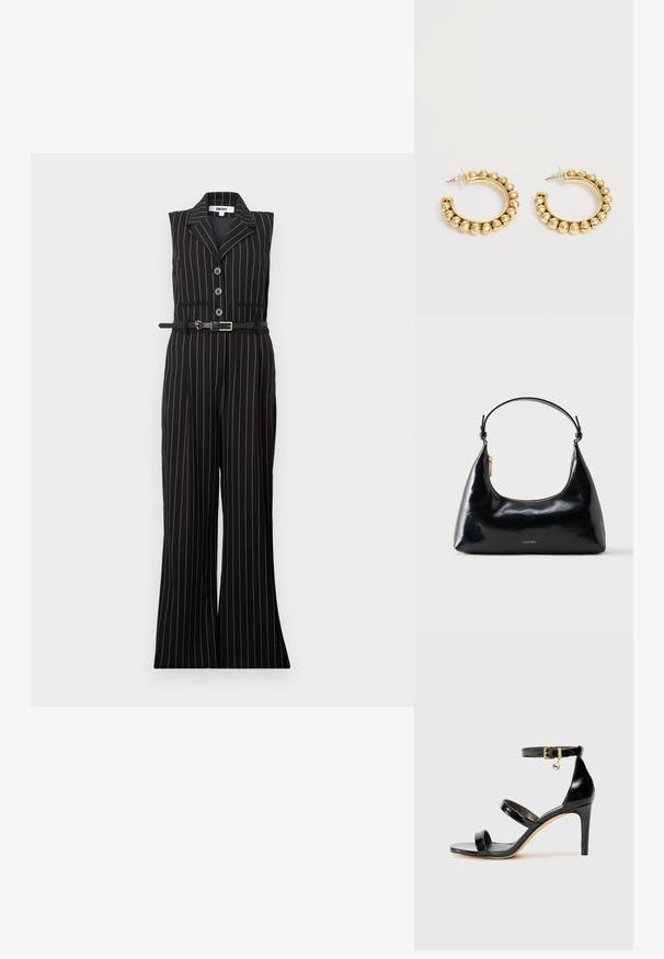 Combinaison noire sans manches à fines rayures blanches verticales, col cranté, cinq boutons et ceinture assortie à la taille. Pantalon évasé.; Sandale en cuir verni noir avec trois brides, boucle de cheville et talon aiguille de 10 cm. Présente un détail en métal doré et un charm logo.; Sac à main Calvin Klein noir brillant avec fermeture éclair dorée et anse courte sur fond blanc uni.; Paire de boucles d’oreilles créoles dorées avec des détails de perles arrondies le long du bord extérieur sur un fond clair.