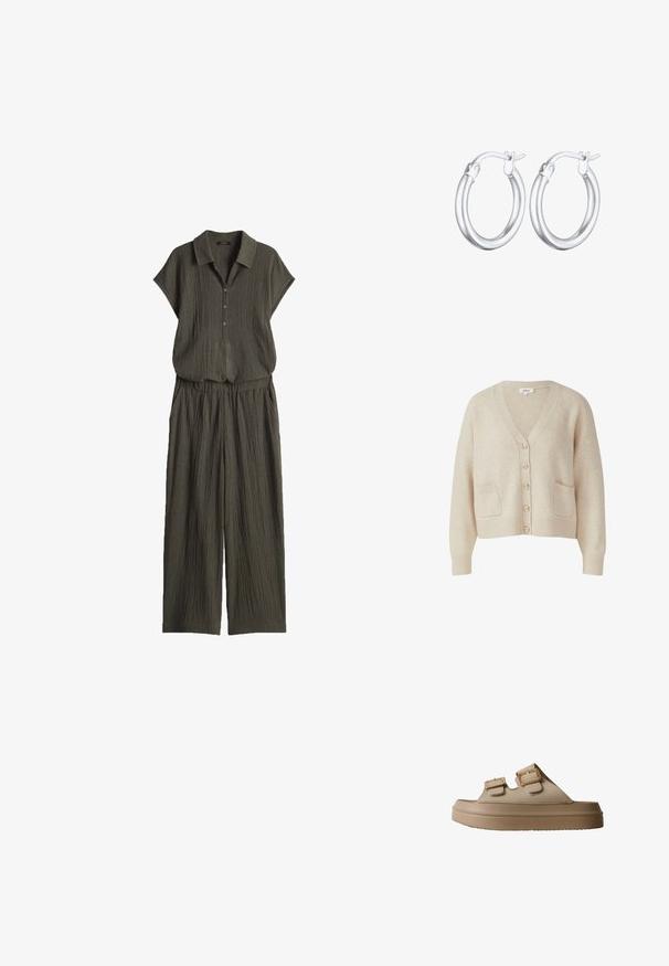 Olijfgroene jumpsuit van gestructureerde stof, met korte mouwen, een kraag, knopen aan de voorkant, een elastische taille en brede broekspijpen.; Beige gebreide cardigan met een V-hals, zes knopen en twee vo pockets. Geribde manchetten en zoom. Zachte textuur, relaxte pasvorm.; Beige instapsandaal met twee brede banden, elk met een gouden gesp, op een dikke, getextureerde zool.; Zilveren creolen met een gepolijste afwerking, met een klassieke ronde vorm en een veilige sluiting voor gemakkelijk dragen.