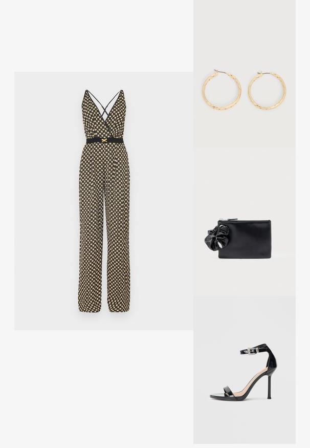 Sort og guld-mønstret jumpsuit med v-udskæring, krydset stropper, brede ben og et tætsiddende sort taljebånd.; Sort højhælet sandal i laklæder med ankelrem. Har minimalistisk design, åben tå og spænde med rhinsten-detaljer.; Sort læderpung med en rynket detalje på den ene side, udstyret med en sølv lynlås og hardware, glat tekstur og kompakt rektangulær form.; Par af guldfarvede teksturerede hoop-øreringe med tynde stifter på en hvid baggrund.