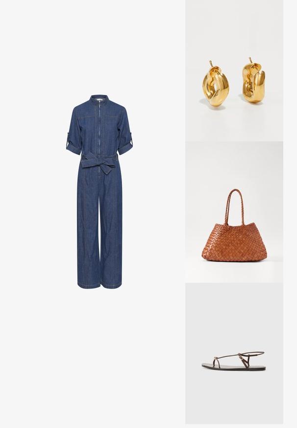 Combinaison en denim avec fermeture éclair à l'avant, col, manches courtes retroussées et ceinture à la taille. Couleur bleu riche avec couture visible et jambes larges.; Sandale en cuir marron avec des fines lanières, un accent circulaire doré et une semelle plate. Design minimaliste avec un détail de boucle réglable.; DRAGON DIFFUSION SANTA CROCE BIG - Sac à main - tan; Boucles d'oreilles créoles en or massif avec un design tubulaire légèrement tordu et des fermoirs à tige sur un fond blanc.