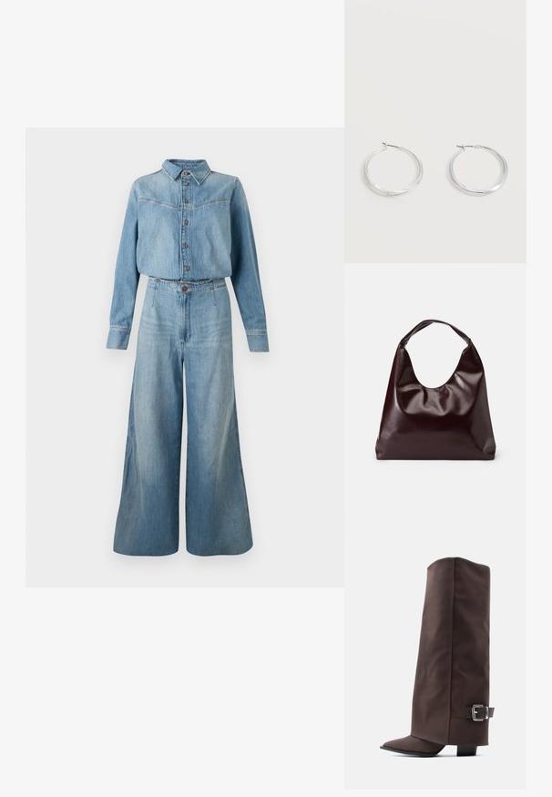Denimskjorte og jumpsuit med vide ben i lys blå. Har krave, knaplukning, lange ærmer og en bælte i taljen for pasform.; Brune knæhøje støvler lavet af glat materiale med spids tå, lav hæl og metal spænde på siden.; Bordeaux, skinnende vegansk læder tote taske med en blød, skulpturel form og et bredt, buet håndtag for nem bæring.; Sølvfarvede metaloorringe med glat, let buet overflade og låsemekanisme på en ensfarvet hvid baggrund.