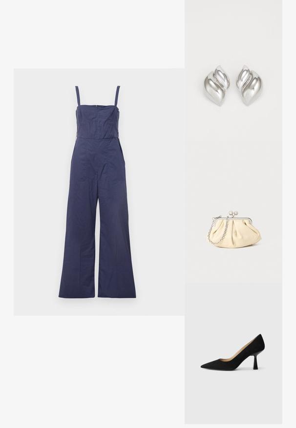 Mørkeblå jumpsuit med tynde stropper, tætsiddende bodice og brede bukser. Har en lynlås bagpå og en glat stofstruktur.; Sorte ruskinds højhælede pumps med spids tå, der har en blank sort blokhæl og en glat indvendig foring.; Plisseret beige læderclutch med en sølvmetalramme, der har to runde dekorative låse og en sølvkædetrasporte.; Sølvøreringe med en organisk, abstrakt form. Glat, skinnende overflade med et tilspidset design. Har subtile kurver og en centrallinje detalje.