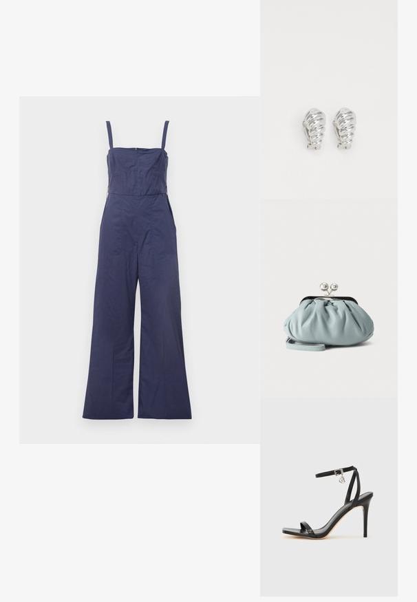 Mørkeblå jumpsuit med tynde stropper, tætsiddende bodice og brede bukser. Har en lynlås bagpå og en glat stofstruktur.; Sort hæl-sandal med smal ankrem, firkantet tå-boks, glat lædermateriale og metalspænde som pynt.; Lille lyseblå læder møntpung med sølv metal kysse-lås og kort håndledsrem på ensfarvet baggrund.; Sølv clip-on øreringe med spiralmønster, der har en glat metallisk tekstur og runde former. Ingen synlige udsmykninger eller mønstre.