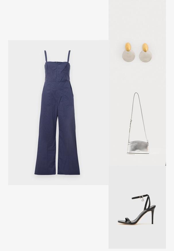 Mørkeblå jumpsuit med tynde stropper, tætsiddende bodice og brede bukser. Har en lynlås bagpå og en glat stofstruktur.; Sort hæl-sandal med smal ankrem, firkantet tå-boks, glat lædermateriale og metalspænde som pynt.; Sølvmetallic crossbody-taske med justerbar rem og diskret logo foran mod en ensartet lys baggrund.; Guld- og sølvmetalløreringe med en rund skivebund og et ovalt topstykke, glat tekstur og poleret finish.