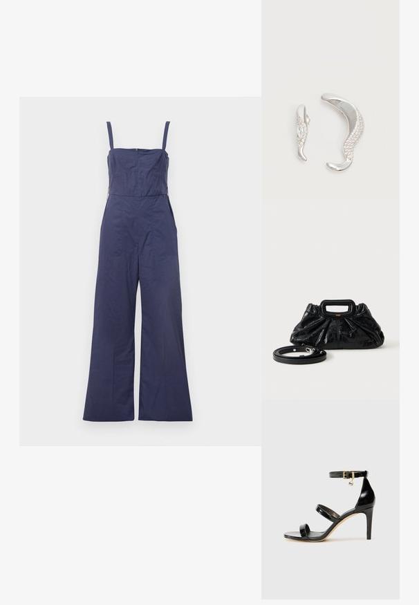 Mørkeblå jumpsuit med tynde stropper, tætsiddende bodice og brede bukser. Har en lynlås bagpå og en glat stofstruktur.; Sorte patenterede lædersandaler med tre stropper, ankelspænde og 10 cm stiletthæl. Har detaljer i guld og et logo charms.; Lille sort læderhåndtaske med rynket tekstur, rektangulært håndtag og aftagelig tynd skulderrem placeret ved siden af.; To buede sølvøreringe, en større end den anden, begge prydet med små funklende krystaller langs den ene kant.