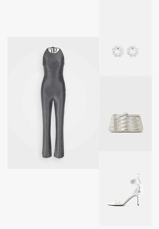 Combinaison argent métallisé avec un col halter, un corsage ajusté et des jambes évasées. Dotée d'une fermeture à nouer au dos, faite d'un tissu extensible.; Sandale à talon haut argentée avec fines brides, tour de cheville et talon aiguille fin sur fond blanc uni.; Pochette rectangulaire argentée avec motifs ovales en relief sur le devant et une chaîne argentée drapée sur un coin, sur un fond uni.; Boucles d'oreilles circulaires en métal, ornées de plusieurs pierres transparentes et facettées disposées dans un motif étincelant. Incolores et réfléchissantes.