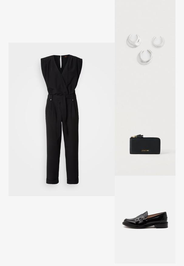 Sort ærmeløs jumpsuit med en indviklet design, bælte i taljen, lige ben og V-udskæring. Har en nøglehul-rygåbning og sidelommer.; Sort skinnende læderloafer med dobbelte sølvspænder og lav hæl, vist fra siden på hvid baggrund.; Tre sølv åbne hoop øreringe med glatte, afrundede designs på en ensfarvet lys baggrund, arrangeret i et trekantet mønster.; Sort læderpung med lynlåslukning, der har en guldbelagt logo og en sort kvastdetalje. Glat tekstur og rektangulær form.