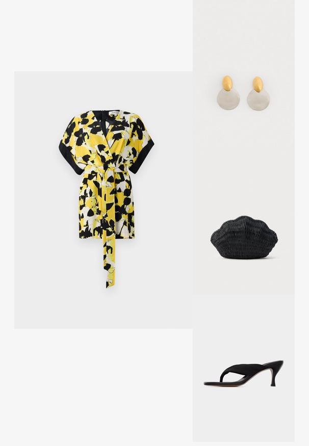 Gul og sort blomsterwrap kjole med korte ærmer, bælte og V-hals. Har et dybt mønster og en glat tekstur.; Sort sandal med mellemhøj hæl, polstret tårem og stropløs design, slank hæl og glat sål mod en ensformig lys baggrund.; Sort flet håndtaske formet som en muslingeskal med en buet top og flettet tekstur på en ensfarvet baggrund.; Guld- og sølvmetalløreringe med en rund skivebund og et ovalt topstykke, glat tekstur og poleret finish.