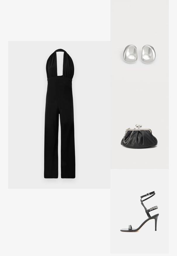 Zwarte halter jumpsuit met een diepe halslijn, geplooide bodice en een wijde broekspijp. De stof heeft een gladde textuur en een consistente kleur.; Zwarte sandaal met hoge hak, smalle enkelband, middenvoetband versierd met zilveren schakels en een open teenontwerp.; Zwarte leren clutch met geplooide textuur, zilverkleurig metalen frame, drukknopsluiting en kettingriem. Glad, zacht oppervlak.; Zilveren oorstuds met een glad, afgerond ontwerp, met een reflecterend oppervlak en zachte krommingen, wat een organische, kiezelachtige uitstraling geeft.