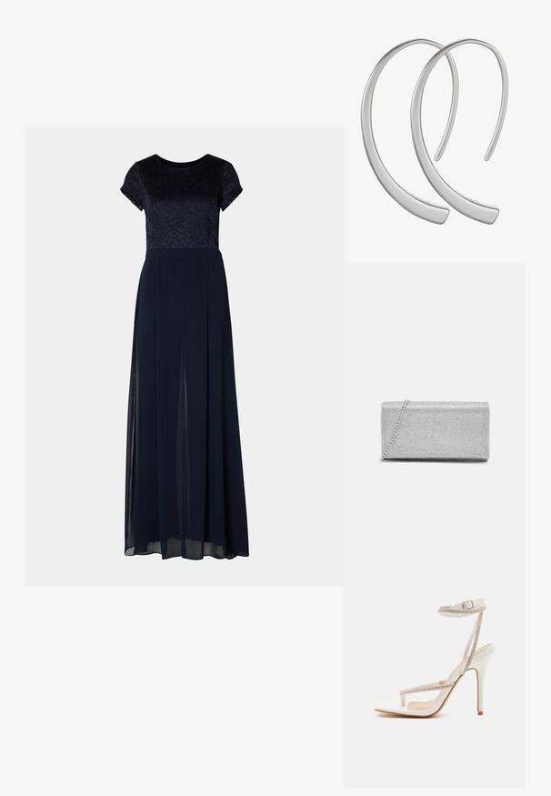 Navyblaues Abendkleid mit kurzen Spitzenärmeln, einem taillierten Oberteil und einem fließenden Rock mit Seitenschlitzen und einem weichen, durchsichtigen Überzug.; RAID RORY - High Heel Sandalette - white; Silberne metallische Clutch-Tasche mit gewebtem Mesh-Design, rechteckiger Form und einer Kettenriemen zum Tragen. Glatte Textur und polierte Oberfläche.; Silberne Metall-Hoops Ohrringe mit einer glatten, glänzenden Oberfläche und einer gewölbten Mondform, die ein minimalistisches Design aufweisen und keine sichtbaren Muster haben.