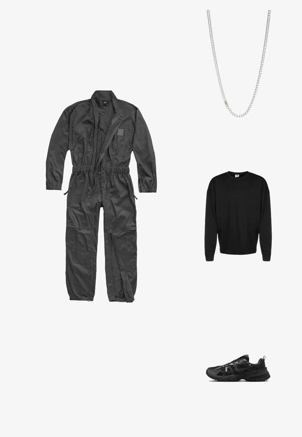 Mono negro de manga larga con cremallera frontal, cintura y puños elásticos, múltiples bolsillos con cremallera y cuello mao con botón a presión.; Sudadera negra de manga larga con cuello redondo, puños acanalados y corte relajado, exhibida sobre un fondo blanco.; Zapatilla deportiva negra con parte superior de malla, suela de goma y acentos texturizados. Presenta un diseño de cordones y un logotipo distintivo en el lateral.; Collar de cadena de plata con eslabones entrelazados, textura suave y forma rectangular uniforme. Detalle de cierre seguro.