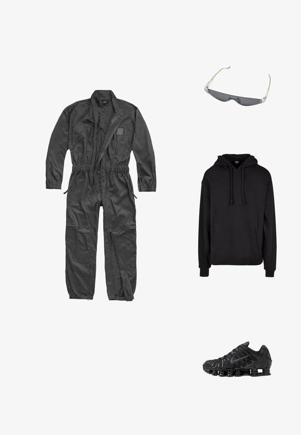 Mono negro de manga larga con cremallera frontal, cintura y puños elásticos, múltiples bolsillos con cremallera y cuello mao con botón a presión.; Sudadera negra con capucha ajustable, bolsillo frontal tipo canguro, puños y dobladillo acanalados. Fabricada con un tejido suave y cómodo con un diseño sencillo.; Zapatillas deportivas negras fabricadas con malla y materiales sintéticos, con un diseño ondulado distintivo, suela de goma negra y detalles reflectantes.; Gafas de sol finas y rectangulares con cristales oscuros, bisagras de plástico transparente y varillas delgadas de color beige curvadas en los extremos.