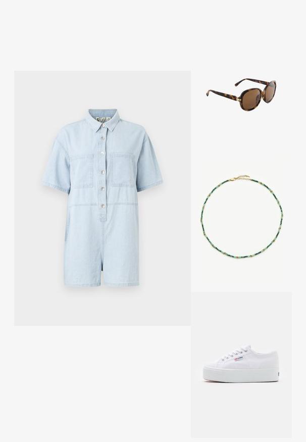 Svetlomodrý denimový šortkový overal s golierom, krátkymi rukávmi, dvoma prednými vreckami a gombíkovým zapínaním na prednej strane.; Biele plátenné tenisky s hrubou bielou platformou, okrúhlou špičkou a kovovými očkami na šnúrky. Logo značky zobrazené na boku.; Slnečné okuliare s oblými rámami v korytnačkovom vzore, hnedými šošovkami a zlatými detailmi na straniciach. Lesklý povrch.; Delikátny náhrdelník s striedavými malými zelenými guľatými a valcovitými korálkami, zvýraznený rovnomerne rozmiestnenými malými zlatými krúžkami a zlatým zapínaním.