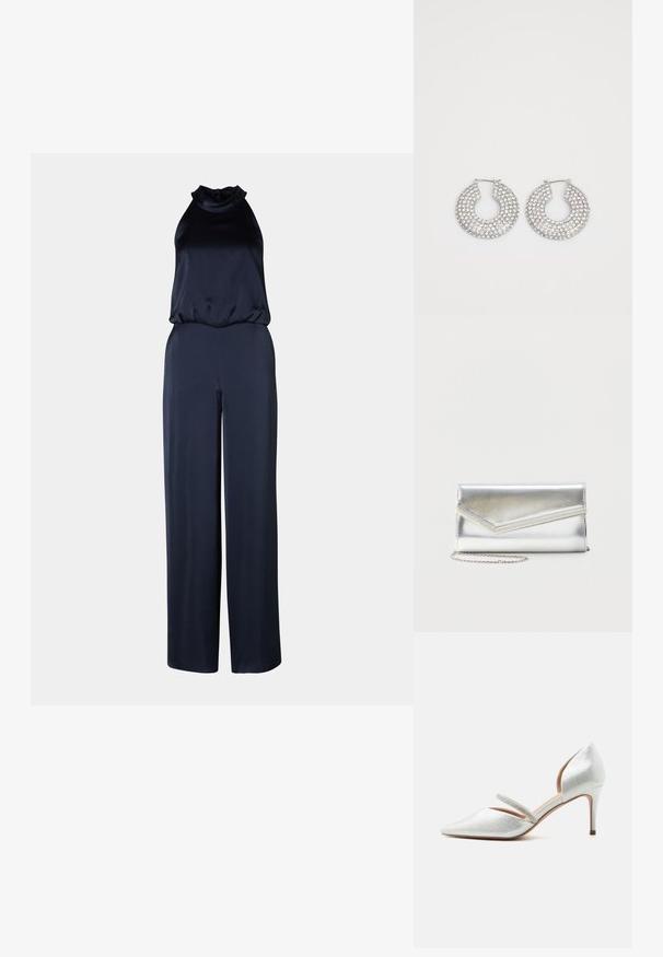 Marineblauwe jumpsuit met een hoge hals en mouwloos ontwerp. Gemaakt van een gladde stof, met wijde broekspijpen en een ontspannen pasvorm.; Zilverkleurige pumps met een puntige neus, lage naaldhak en een dunne band versierd met strass steentjes over de wreef.; Glanzende zilveren clutch met envelopvormige klep en decoratieve rand, klein zilveren kettingriempje, op een effen lichte achtergrond.; Zilveren hoepeloorbellen versierd met meerdere heldere kristalaccenten, met een gestructureerd oppervlak en een open cirkelvormig ontwerp.
