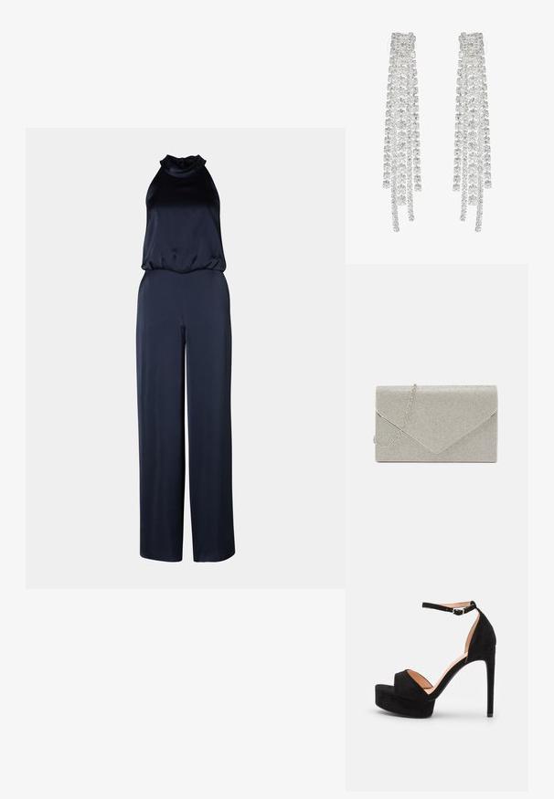 Marineblå jumpsuit med høj hals og ærmeløs design. Lavet af glat stof, med vide bukser og en afslappet pasform.; Sorte ruskinds højhælede sandaler med platformssål, ankelslynger med sølvhardware, åben tå-design og glat tekstur.; Metallic sølv clutch taske med et kuvert-design, udsmykket med et struktureret mønster, der har en aftagelig kæde-strop.; Lange sølvøreringe med en række klare, facetterede krystaller i kaskadeformede strenge med varierende længder og former.