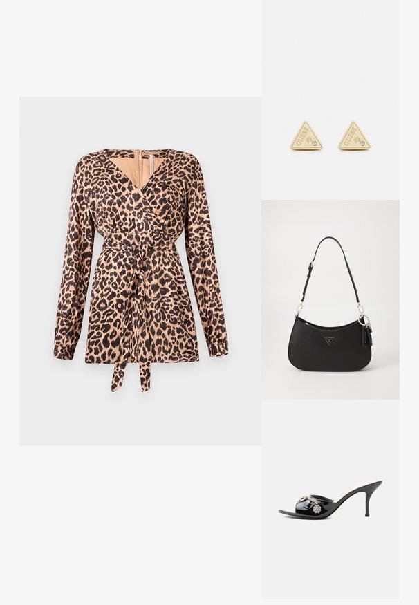 Leopardmønstret omslagstop med lange ærmer, der har en bindebånd i taljen, blød stoftekstur og dyb V-udskæring. Beige og sort farveskema.; Sort laklæder højt hælet mule med åben tå og dekorative sølvcharme inklusive en blomst og hængelås på frontstroppen.; Sort syntetisk håndtaske med en buet form, guldfarvet hardware og et trekantet logo. Har lynlås lukning og en justerbar rem.; Guess PARTY - Øreringe - gold-coloured
