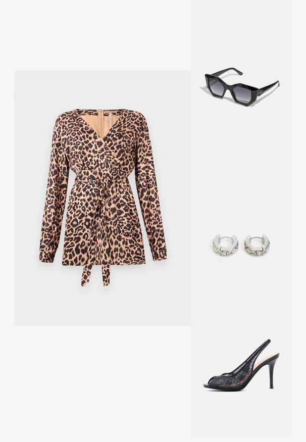 Leopardmønstret omslagstop med lange ærmer, der har en bindebånd i taljen, blød stoftekstur og dyb V-udskæring. Beige og sort farveskema.; Sort højhælet slingback sko med åben tå og mesh-overdel med subtile blomsterprint.; Guess Solbriller - shiny black; Guess STYLISH - Øreringe - silver-coloured