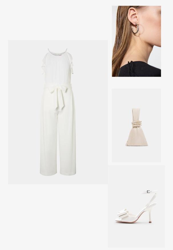 Combinaison blanche avec un col froncé et un design à jambes larges, dotée d'une ceinture en tissu nouée à la taille. Texture lisse et silhouette élégante.; Sandale blanche à talon haut avec bride à la cheville, bout ouvert et nœud décoratif sur la bride avant sur un fond uni.; Petit sac à main beige plissé avec une anse nouée et trois bracelets ronds en perles enroulés autour du milieu.; Boucle d'oreille en argent avec une finition polie, présentant de petits détails en or et de forme ronde, portée sur le lobe.