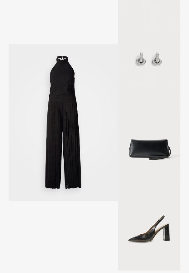 Combinaison noire avec un col halter, texture plissée et design à jambes larges. Fabriquée dans un matériau léger, idéale pour les occasions formelles.; Chaussure slingback en cuir noir à bout pointu avec un talon bloc haut et une doublure intérieure beige sur un fond clair uni.; Pochette en cuir noir lisse avec une fine lanière de poignet, forme rectangulaire, et logo embossé subtil centré sur le devant.; Paire de petites boucles d'oreilles créoles argentées brillantes avec une base ronde, présentées sur un fond clair uni.