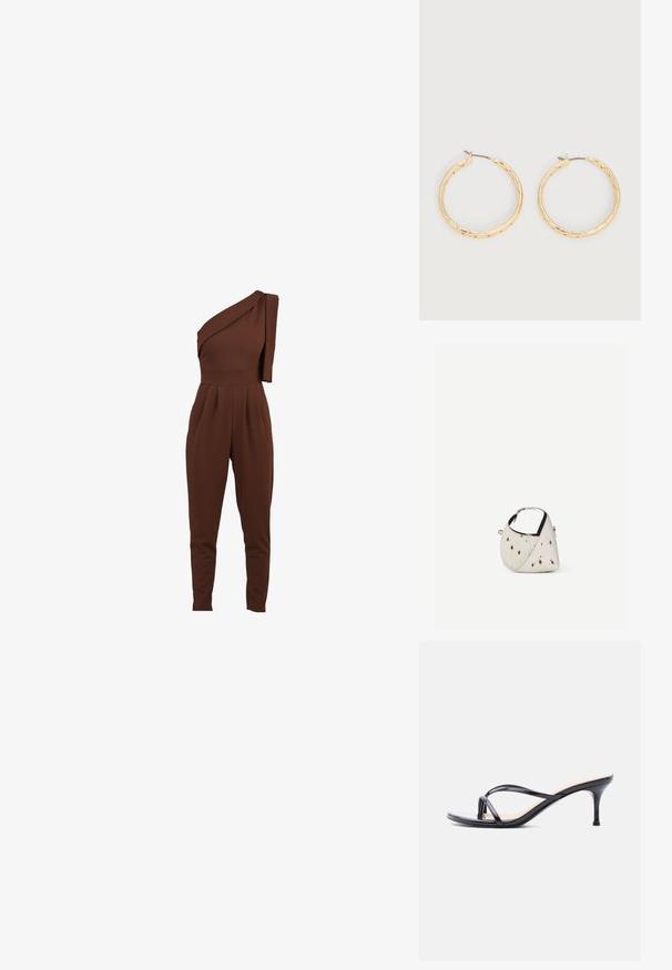 Braunes Ein-Schulter-Jumpsuit mit drapiertem Stoffdetail, schmal zulaufenden Beinen und gefaltetem Vorderteil. Hergestellt aus einem weichen, dehnbaren Material.; Schwarze Peeptoe-Sandale aus Lackleder mit dünnen, gekreuzten Riemen und einem schlanken, mittelhohen Stilettoabsatz vor weißem Hintergrund.; Kleine weiße Handtasche mit braunen Flecken, abgerundete dreieckige Form, schwarze Innenfutter und kurzer verstellbarer Riemen mit silberner Schnalle.; Paar goldfarbene, strukturierte Creolen mit dünnen Stegen vor weißem Hintergrund.