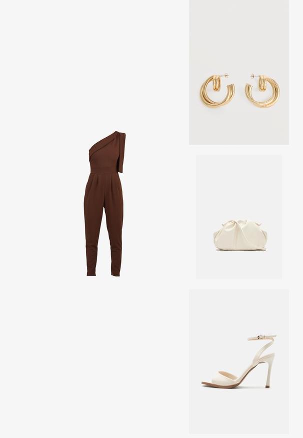 Braunes Ein-Schulter-Jumpsuit mit drapiertem Stoffdetail, schmal zulaufenden Beinen und gefaltetem Vorderteil. Hergestellt aus einem weichen, dehnbaren Material.; Beige High-Heel-Sandale mit dünnem Knöchelriemen und goldener Schnalle, offenem Zehenbereich und schlankem Stiletto-Absatz auf weißem Hintergrund.; Weiche, cremefarbene Leder-Clutch mit gerafftem Design und einem dünnen Schulterriemen, der vorne auf einem schlichten Hintergrund liegt.; Paar glänzende goldene Doppel-Loop-Creolen mit Steckverschlüssen vor weißem Hintergrund.