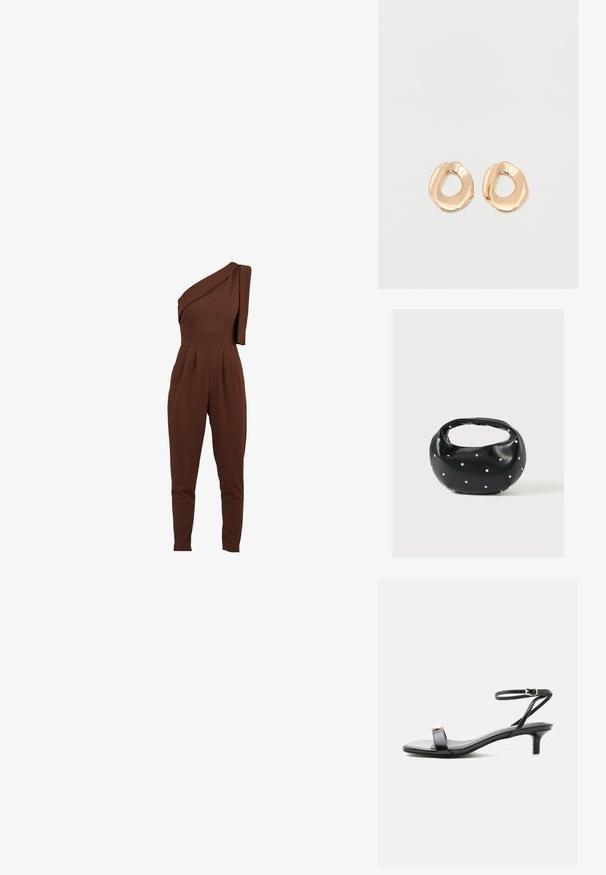 Brun en-skulder jumpsuit med draperet stofdetalje, tapered ben og plisseret front. Fremstillet af et blødt, strækbart materiale.; Sort læder sandal med åben tå, lav lillehæl, tynd ankelrem med guldlås og dekorativt gyldent accent på frontremmen.; Sort læderhåndtaske med en rundet form, dekoreret med sølvnitter, og et kort håndtag. Glat tekstur og lynlåslukning.; Par af uregelmæssigt formede, polerede øreringe i guldfarvet metal med åben midte på en ens hvid baggrund.