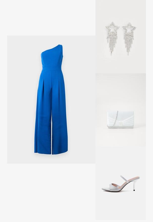 En-shoulder blå jumpsuit med en tætsiddende bodice, brede plisserede bukser og glat tekstur. Fremstillet af et let stof.; Sølv højhælede mule med spids snude, glitrende bred rem over tæerne og tynd rem over foden på hvid baggrund.; Lyseblå clutchtaske med plisseret design. Har en rektangulær form, kædestrop og en glat tekstur med en central accent.; Rhinestone stjerne øreringe med dryppende frynsedetaljer, præget af sølvfarve og en blank, reflekterende overflade. Stjernedesign med detaljeret udformning.