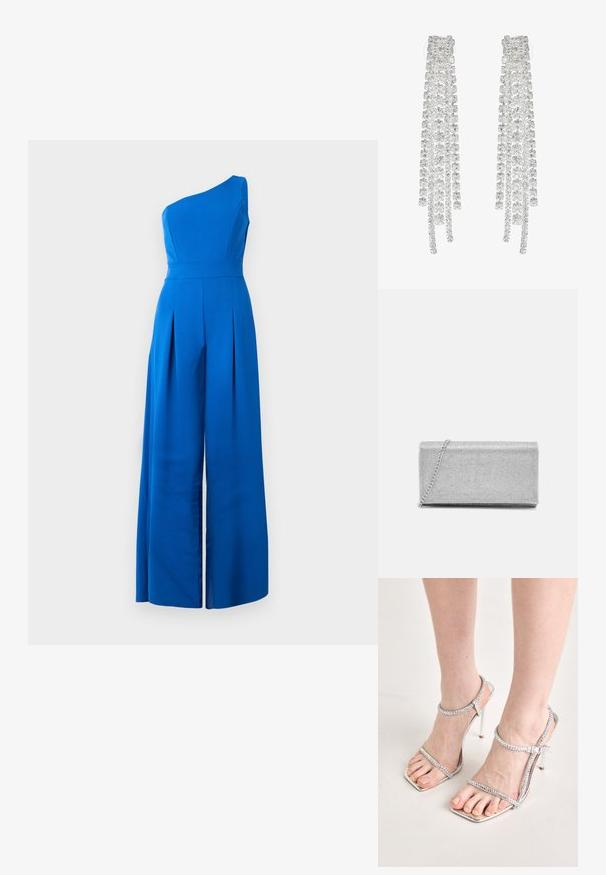Jumpsuit bleu à une épaule avec un corsage ajusté, un pantalon large plissé et une texture lisse. Fabriqué à partir d'un tissu léger.; Pieds portant des sandales à talons hauts argentées avec de fines lanières et des pointes carrées, se tenant sur une surface de couleur claire.; Pochette en métal argenté avec un design en maillage tissé, de forme rectangulaire, et une chaîne pour le transport. Texture lisse et finition polie.; De longues boucles d'oreilles en argent ornées d'un assortiment de cristaux transparents à facettes, disposés en fils cascade de longueurs et de formes variées.