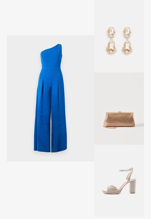En-shoulder blå jumpsuit med en tætsiddende bodice, brede plisserede bukser og glat tekstur. Fremstillet af et let stof.; Åben tå-sandal med høj hæl, ankelrem, blokhæl og glitrende rhinsten på en metalbase.; Lille rektangulær clutch i roseguld metalnet med kæderem og lås på hvid baggrund.; Guldtonede dråbeøreringe med store rektangulære og runde klare krystaller samt mindre accentsten, der skaber et lagdelt design.
