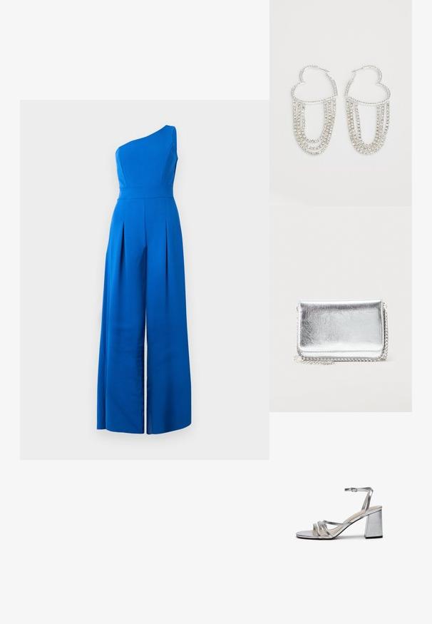 En-shoulder blå jumpsuit med en tætsiddende bodice, brede plisserede bukser og glat tekstur. Fremstillet af et let stof.; Sølvmetallic højhælede sandaler med blokhæle, tynd ankelrem og flere brede remme over forfoden. Glat tekstur.; Lille rektangulær sølvfarvet metal pung med kæderem, der hviler på en lys overflade, lukket klap vendt fremad.; Sølv hoops i hjerteform, prydet med hængende strenge af klare rhinsten for ekstra glans og struktur.