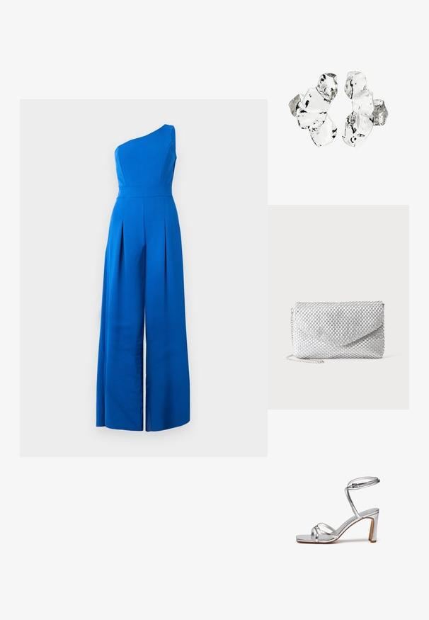 En-shoulder blå jumpsuit med en tætsiddende bodice, brede plisserede bukser og glat tekstur. Fremstillet af et let stof.; Sølv højhælede sandaler med firkantet tå, tynd ankelrem og vampremme. Glat metallisk finish med en 3-tommer blokhæl.; Sølv mesh aftenclutch med konvolutklap og tynd kæderem på ens hvid baggrund.; Klynge af seks uregelmæssigt formede, gennemsigtige og reflekterende glaslignende stykker arrangeret på en hvid baggrund.
