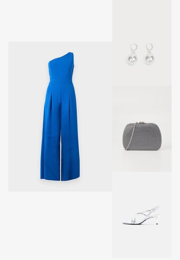 En-shoulder blå jumpsuit med en tætsiddende bodice, brede plisserede bukser og glat tekstur. Fremstillet af et let stof.; Sølvfarvet sandal med tynde stropper og en slank hæl, lavet af skinnende materiale, åben tå og en justerbar ankelrem.; Sorte og hvide teksturerede clutch-taske med rund form, sølvfarvet kædetrækt, og en metalspænde på toppen.; Sølv dråbeøreringe med glatte, runde, reflekterende overflader hængende fra svingelukkede låse. Baggrunden er helt hvid.