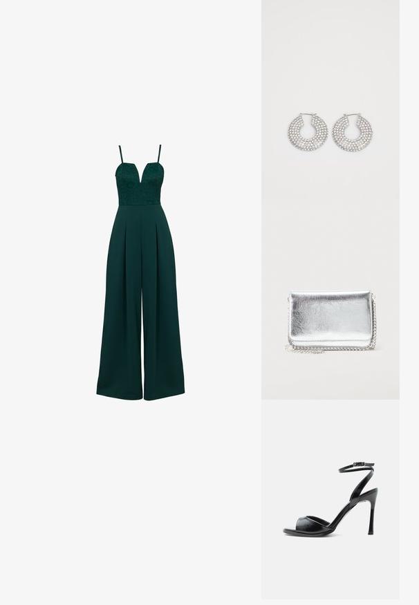 Combinaison sans manches vert foncé avec corsage en dentelle, décolleté profond en V, bretelles fines et pantalons à jambes larges.; Sandale noire à talon haut avec bout ouvert, talon stiletto fin et bride de cheville avec boucle sur fond blanc.; Petit sac métallique rectangulaire argenté avec une bandoulière chaîne reposant sur une surface claire, rabat fermé face vers l'avant.; Boucles d'oreilles en argent en forme de créoles ornées de multiples embellissements en cristal transparent, présentant une surface texturée et un design circulaire ouvert.