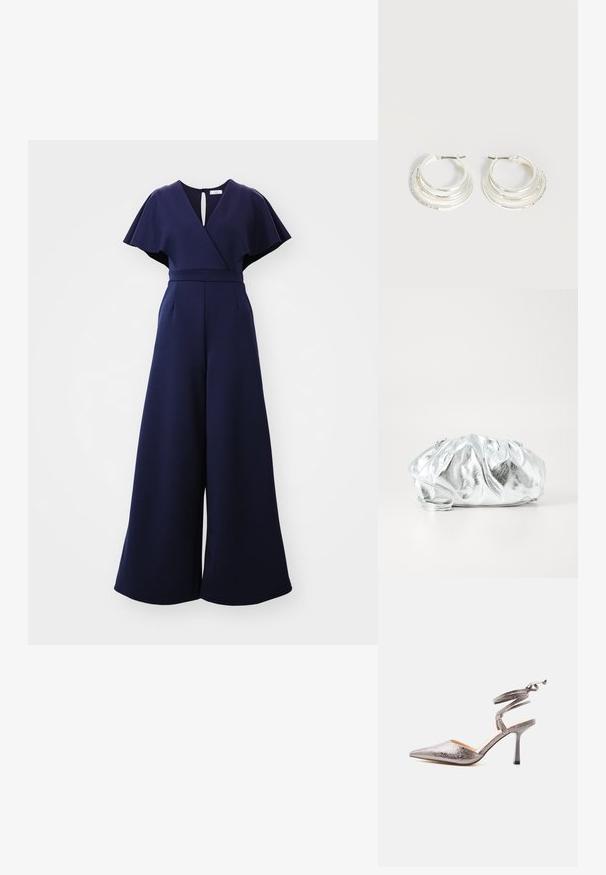 WAL G. BETTY WRAP - Ολόσωμη φόρμα - navy blue; Ασημί μεταλλικό γυναικείο παπούτσι ψηλοτάκουνο με μυτερή μύτη, λουράκι που τυλίγεται γύρω από τον αστράγαλο και λεπτό τακούνι στιλέτο σε λευκό φόντο.; Μεταλλική ασημένια τσάντα χερίου με απαλή, συγκεντρωμένη δομή και λεπτό λουρί ώμου. Διαθέτει λεία, γυαλιστερή υφή και στρογγυλό σχήμα.; Ασημένια σκουλαρίκια κρίκοι με τρεις στρωτές ημικυκλικές ζώνες, μία διακοσμημένη με μικρά διάφανα κρύσταλλα σε ανοιχτό φόντο.