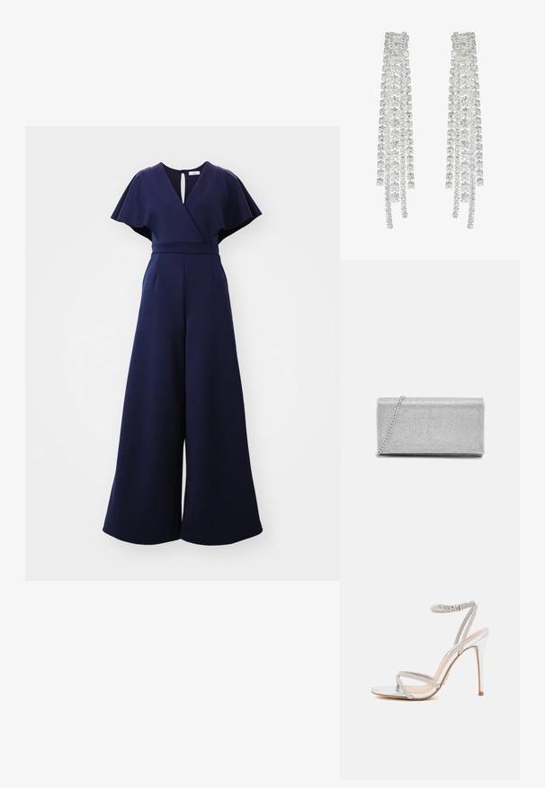 WAL G. BETTY WRAP - Overal - navy blue; Strieborná sandál s vysokým podpätkom a tenkými remene, zdobený rhinestones, s elegantným dizajnom a špicatou špičkou.; Strieborná metalická kabelka so tkaným sieťovým dizajnom, obdĺžnikového tvaru, s reťazovou rukoväťou na nosenie. Hladký povrch a lesklý finiš.; Dlhé strieborné náušnice s množstvom priehľadných, fasetovaných kryštálov v kaskádových pramienkoch rôznych dĺžok a tvarov.
