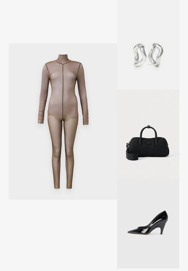 Brauner Mesh-Body mit langen Ärmeln und einem Mockneck. Verfügt über ein nahtloses Design mit einer figurbetonten Silhouette und minimalen Nähten.; Schwarzer Lackleder-High-Heel-Schuh mit spitz zulaufender Zehenpartie und geschwungenem Absatz, der eine glatte, reflektierende Oberfläche aufweist.; Schwarze, gesteppte, rechteckige Handtasche mit zwei oberen Griffen, abnehmbarem breitem Schulterriemen und kleiner, gebrandeter Metallplatte in der Mitte auf der Vorderseite.; Silberne Creolen mit gedrehtem Design. Abgerundete Kanten und glänzende Oberfläche. Offen schließende Verschlüsse für einfaches An- und Ausziehen. Glatte Textur durchgehend.