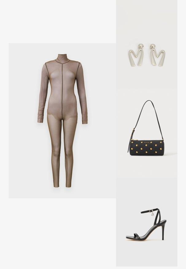 Brauner Mesh-Body mit langen Ärmeln und einem Mockneck. Verfügt über ein nahtloses Design mit einer figurbetonten Silhouette und minimalen Nähten.; Schwarze High-Heel-Sandale mit schmalem Knöchelriemen, quadratischer Zehenbox, glattem Leder und metallischem Schnallenakzent.; Schwarze zylindrische Handtasche mit goldenen Nieten und verstellbarem Schulterriemen, mit goldenem "Michael Kors"-Logo auf der Vorderseite.; Paar silberfarbene Metallohrringe in Form des kantigen Buchstabens M mit abgerundeten Stegen auf weißem Hintergrund.