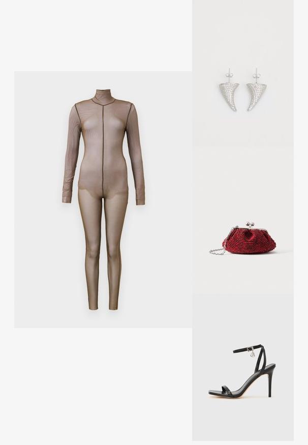 Bodysuit de malla marrón con mangas largas y cuello simulado. Presenta un diseño sin costuras con una silueta ajustada y un detalle de costura mínima.; Sandalia de tacón alto negra con una estrecha correa en el tobillo, punta cuadrada, material de cuero liso y detalle de hebilla metálica.; Pequeño bolso de mano rojo con cuentas, cierre plateado y correa de cadena sobre un fondo blanco liso.; Pendientes en forma de cuerno plateado, engastados con pequeñas piedras transparentes, que cuentan con un cierre trasero para su sujeción. Textura suave y acabado metálico.