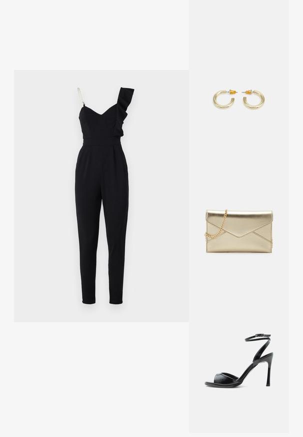 Sort jumpsuit med en flæse på den ene skulderstrop, skræddersyet pasform, smalle ben og struktureret liv. Har en tekstureret stof og en subtil glans.; Sort højhælet sandal med åben tå, tynd stilethæl og ankelrem med spænde på hvid baggrund.; Metallic guld kuvertmappe med en kædetras. Har en tekstureret overflade og geometrisk klapdesign med syede detaljer.; Guldtonede hooop øreringe med en glat, rund form og en poleret finish. Har orange detaljer på bagsiden for sikker fastgørelse.