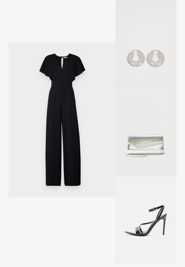 Sort jumpsuit med bred bendesign, korte flæseærmer og v-udskæring. Har en nøglehulslukning bagpå og en tætsiddende talje for et strømlinet look.; Sort højhælet sandal med tynde remme over tæerne og anklen, med en gylden spænde på en slank stilet-hæl.; Skinnende sølv clutch taske med kuvertlåg og dekorativ kant, lille sølvkæde, på ensartet lys baggrund.; Sølvøreringe med flere klare krystaludsmykninger, med en struktureret overflade og et åbent rundt design.