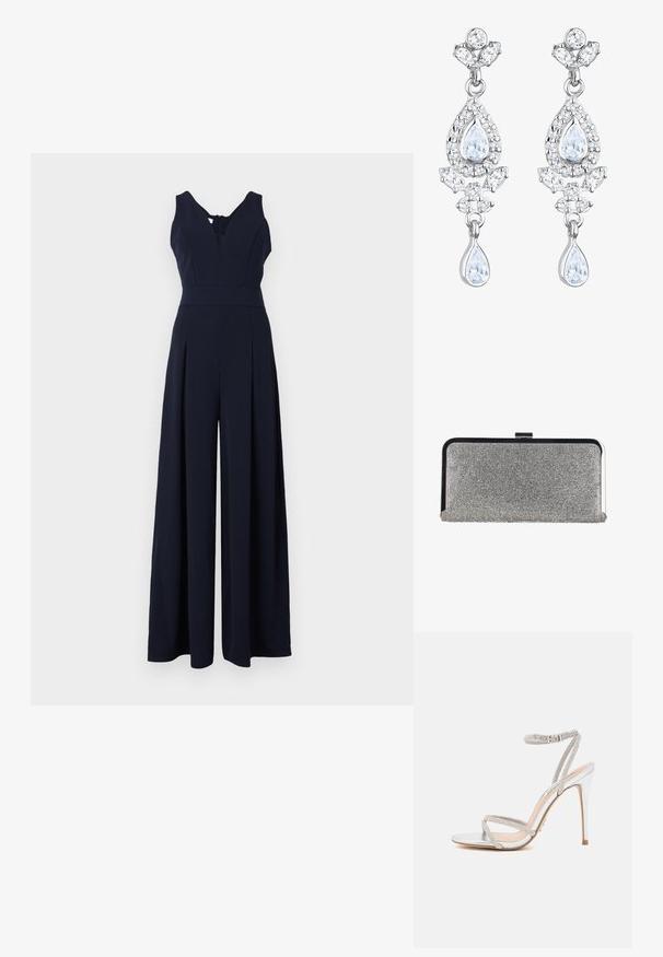 Marineblauer Jumpsuit mit tiefem V-Ausschnitt, ärmellosem Design und weit geschnittenen, plissierten Beinen. Hergestellt aus glattem, leichtem Stoff mit einem Reißverschluss auf der Rückseite.; Silberne High-Heels-Sandalen mit dünnen Riemen, verziert mit Strasssteinen, mit einem eleganten Design und einer spitzen Zehenpartie.; Rechteckige silberne Clutch-Tasche, bedeckt mit kleinen Strasssteinen, mit einem schwarzen und silbernen Metallrahmen und einem Verschluss.; Elli ANTIQUE DROP - Ohrringe - weiß