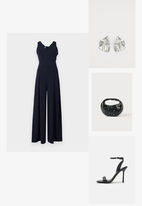 Marineblauer Jumpsuit mit tiefem V-Ausschnitt, ärmellosem Design und weit geschnittenen, plissierten Beinen. Hergestellt aus glattem, leichtem Stoff mit einem Reißverschluss auf der Rückseite.; Schwarze High-Heels-Sandalen mit schlankem Knöchelriemen und zwei vorderen Riemen. Aus glattem Leder gefertigt, mit einer eleganten spitzen Zehenform und einem Stiletto-Absatz.; Schwarze Lederhandtasche mit abgerundeter Form, verziert mit silbernen Nietenakzenten und kurzem Griff. Glatte Struktur und Reißverschlussverschluss.; Silberne Metallohrringe mit einem wellenförmigen, skulpturalen Design, das eine polierte Oberfläche und unregelmäßige Formen aufweist, die eine zeitgenössische Ästhetik betonen.