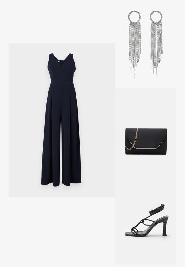 Marineblauer Jumpsuit mit tiefem V-Ausschnitt, ärmellosem Design und weit geschnittenen, plissierten Beinen. Hergestellt aus glattem, leichtem Stoff mit einem Reißverschluss auf der Rückseite.; DeeZee High Heel Sandalette - black; Schwarze Clutch-Tasche mit glatter Textur, ausgestattet mit einem goldenen Kettenriemen und einem geometrischen Klappverschluss, der in Gold eingefasst ist.; Silberfarbene Ohrhängern mit einem runden Oberteil, das kaskadierende Ketten und quadratische, geschliffene Rhinestones zeigt und ein lineares, mehrstufiges Design präsentiert.